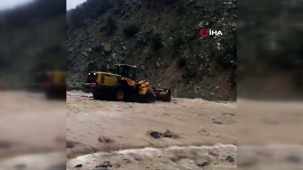 Hakkari-Çukurca karayolu sel nedeniyle kapandı