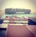 Süveyş Kanalı'nda dev konteyner gemisi karaya oturdu