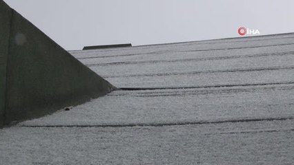 Avcılar'da dolu ardından kar yağışı beyaz örtü oluşturdu