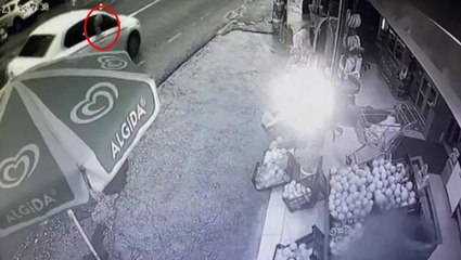 Arabayla yaklaşan maskeli şüpheliler dehşet saçtı! Ölümden kıl payı kurtuldular