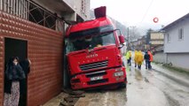 Bursa'da tır eve girdi, mahalle elektriksiz kaldı