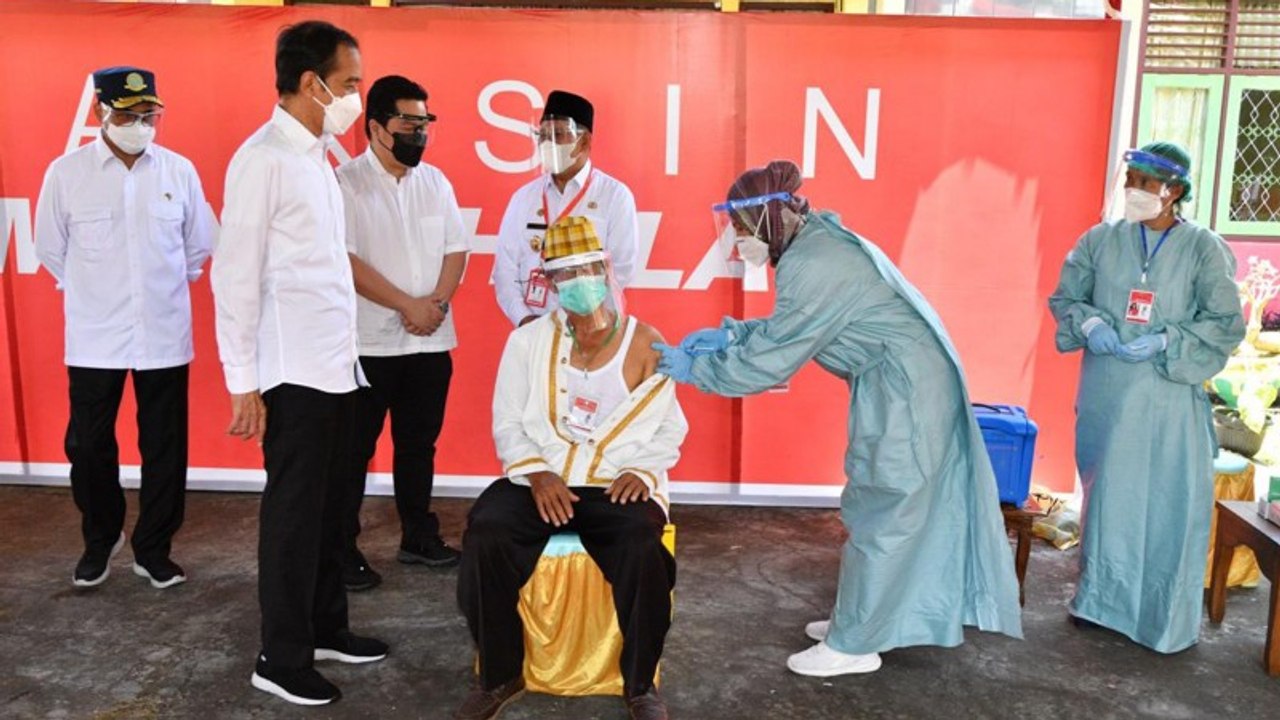 Tinjau Vaksinasi di Maluku Utara, Jokowi Pastikan Distribusi Vaksin Merata