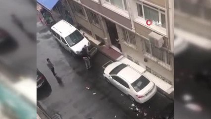 İstanbul'da sokak ortasında "çöp poşetli" kavga kamerada