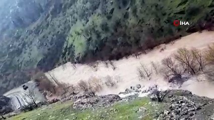 Derecik karayolu dereye dönüştü