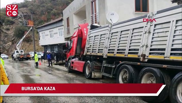 TIR, önce elektrik direğine ardından yol kenarındaki evin duvarına çarptı