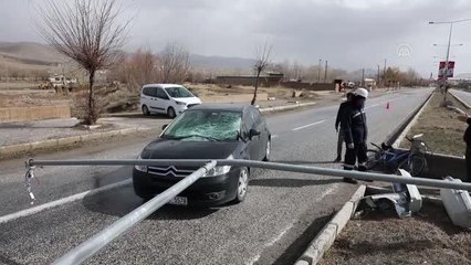 Download Video: Şiddetli rüzgar, aydınlatma direklerini devirdi