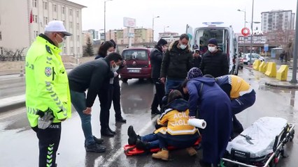 Oğlu polis memuruna çarpan anne, gözyaşı içerisinde yaralının başında bekledi