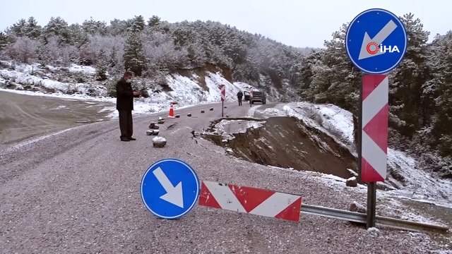 Aşırı Yağışlar Nedeniyle Yolda Göçük Ve Derin Çatlaklar Meydana Geldi