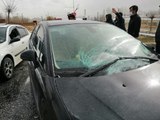 Van'da şiddetli rüzgar; aydınlatma direği, seyir halindeki aracın üzerine düştü