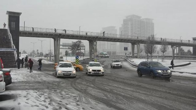 MART AYINDA YAĞAN KAR BEYLİKDÜZÜ'NÜ BEYAZA BÜRÜDÜ