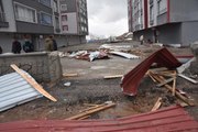 Bitlis'te fırtına; çatılar uçtu, elektrik iletim hatları koptu