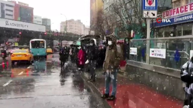 Yoğun kar yağışıyla beraber İstanbul beyaza büründü