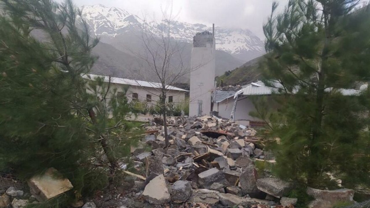 Şiddetli rüzgar minareyi yıktı