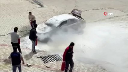 Hareket halinde alev alan otomobili, vatandaşlar söndürdü