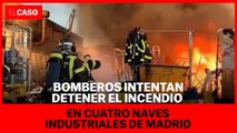 Bomberos intentan detener el incendio en cuatro naves industriales de Madrid