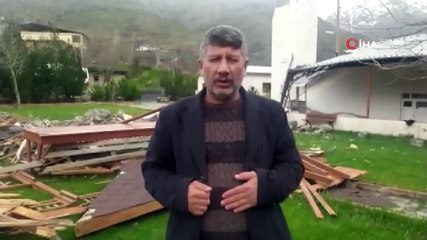 Batman’da şiddetli rüzgar cami minaresini yıktı