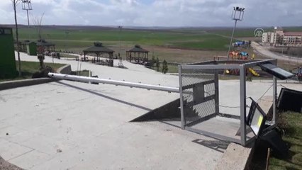 DİYARBAKIR - Şiddetli rüzgar elektrik direklerini devirdi