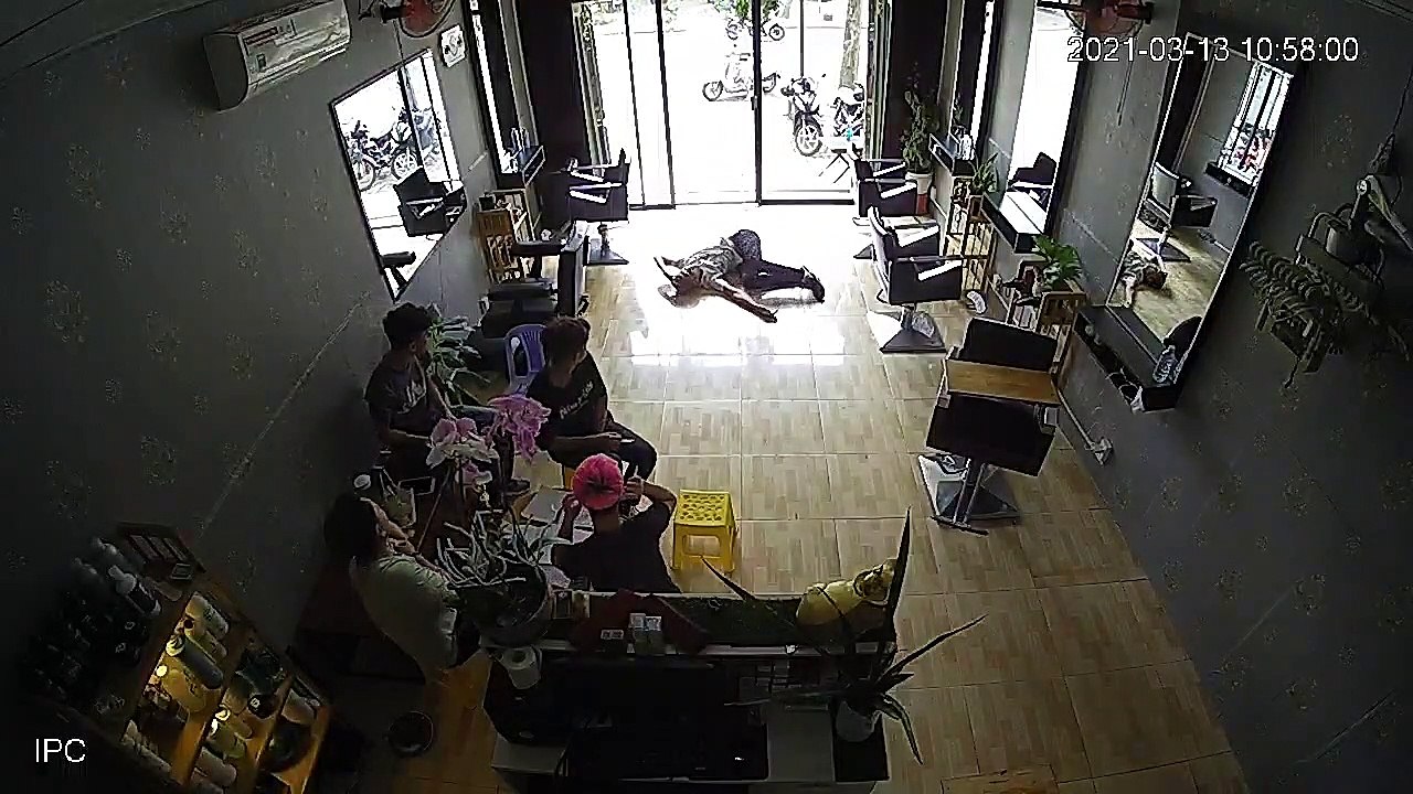 Salon Worker Runs Straight Into Glass Door
