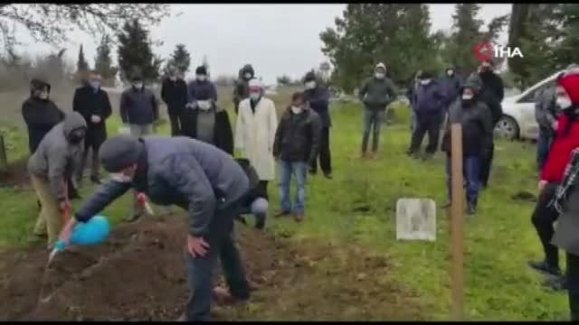 Ünlü sanatçı Cem Adrian son yolculuğunda babasını yalnız bırakmadı
