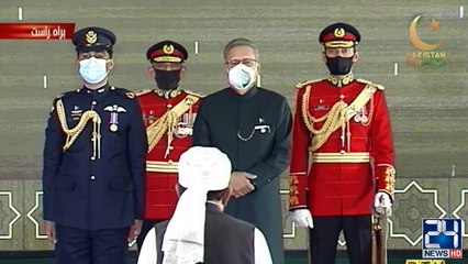 SubhanAllah!! Maulana Tariq Jameel Receives Best Muslim Scholar Award Of Pakistan