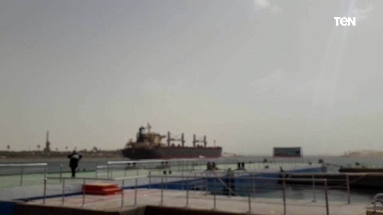 عبور اول سفينة قناه السويس بعد توقف الملاحة إثر جنوح حاوية