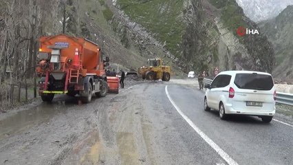 Son dakika haber... Hakkari'de sel.. Debisi yükselen dere köprüye ve istinat duvarına zarar verdi