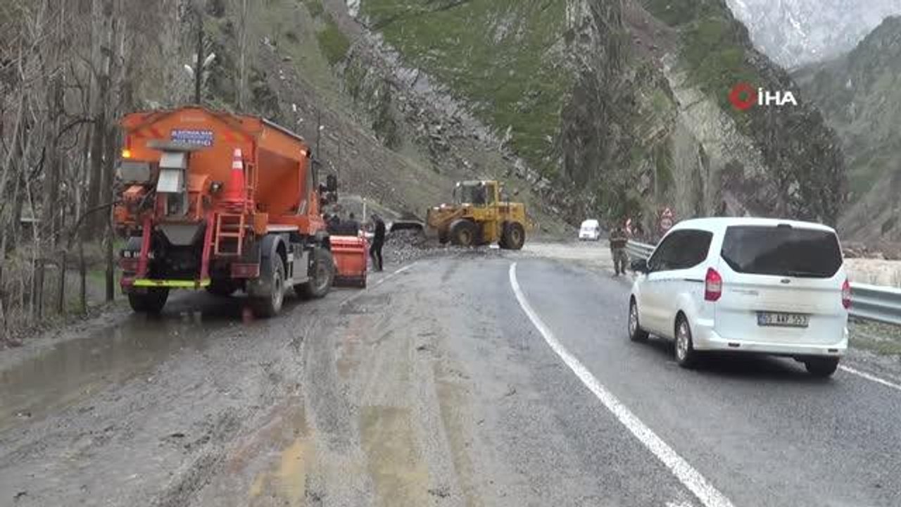 Son dakika haber... Hakkari'de sel.. Debisi yükselen dere köprüye ve istinat duvarına zarar verdi