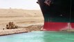 Navio de 220 mil toneladas encalha no Canal de Suez