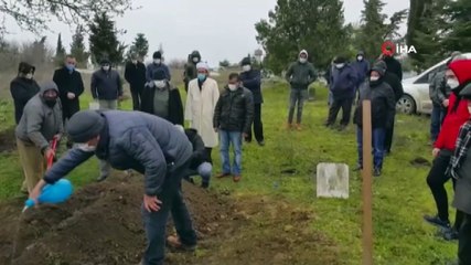 Ünlü sanatçı Cem Adrian son yolculuğunda babasını yalnız bırakmadı