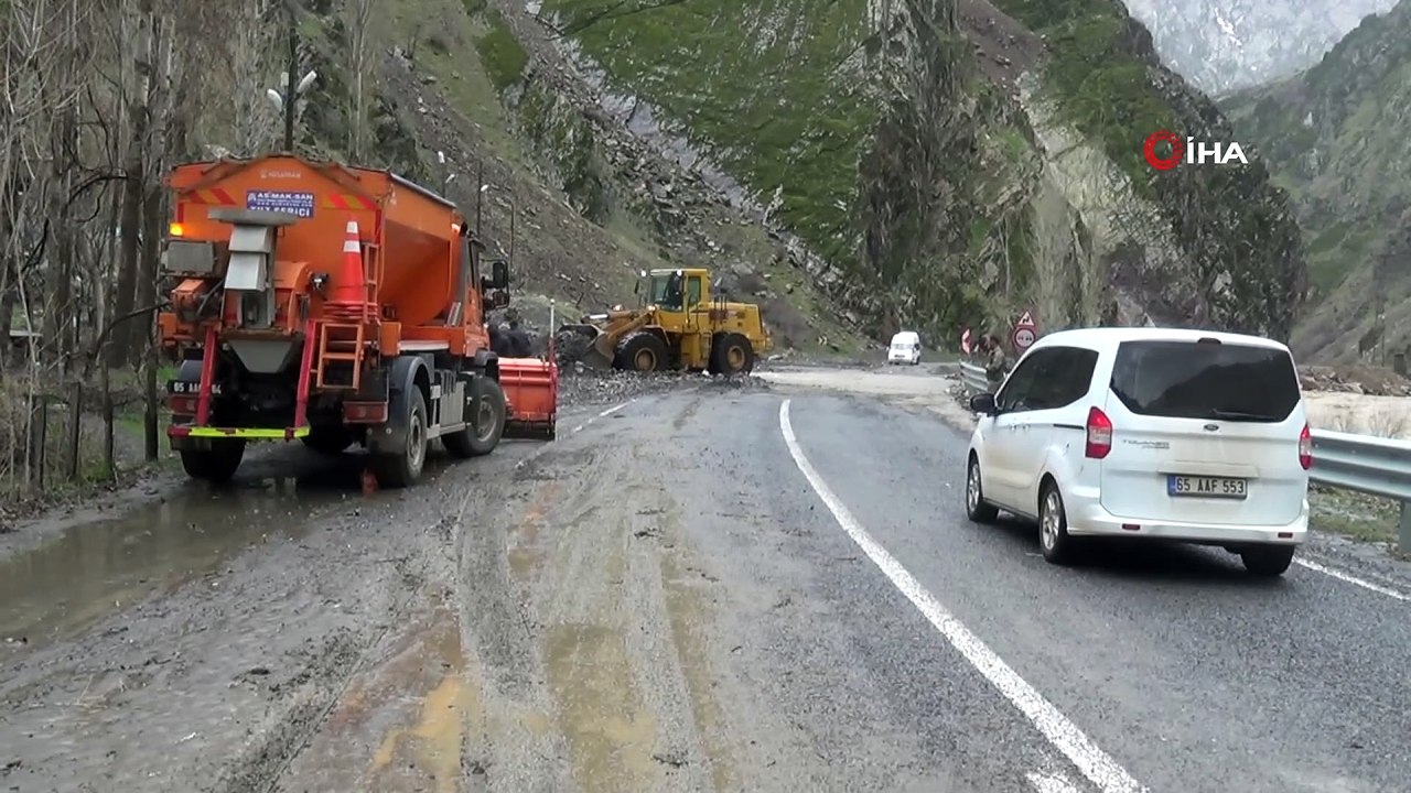 Hakkari’de sel.. Debisi yükselen dere köprüye ve istinat duvarına zarar verdi