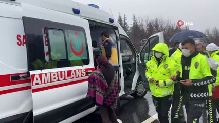TEM'de hasta sevki yapan ambulansla otomobil çarpıştı