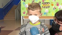 Un niño de 5 años explica a sus compañeros de clase el trasplante de hígado al que se sometió