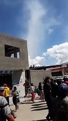 Jet cae sobre casa en Sacaba: ocupantes de avión se salvaron al saltar en paracaídas