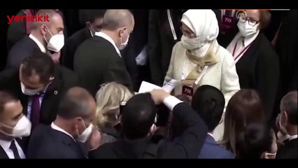 Emine Erdoğan, Cumhurbaşkanı Erdoğan'a siper oldu