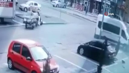 Descargar video: Son dakika haber | Minibüs ile otomobilin çarpıştığı feci kaza kamerada