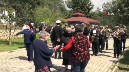 Huzurevi’ndeki yaşlılara bando sürprizi