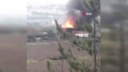 Fidanlıkta depo olarak kullanılan yapı alev alev yandı