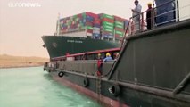 شاهد: تواصل عمليات إنقاذ وتعويم سفينة حاويات بعد جنوحها في قناة السويس