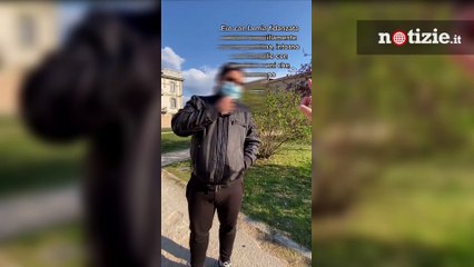Voghera, ragazze si baciano al parco e vengono rimproverate: "Ci sono bambini qui"