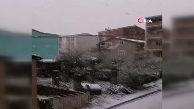 Özel halk otobüsü ve ambulans yolda kaldı...Beyaza bürünen yolda otobüsü yolcuları, ambulansı vatandaşlar itti