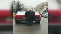 Yardımsever polis, aracı yolda kalan vatandaşın imdadına koştu