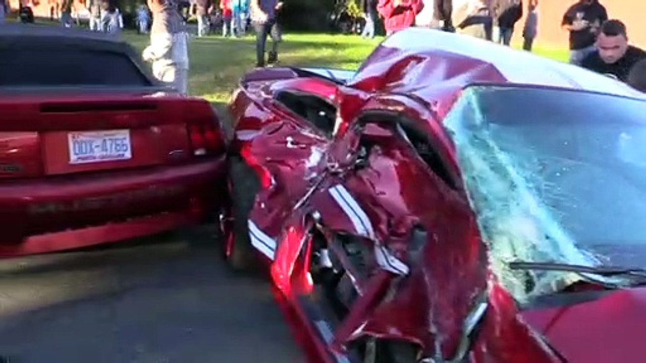Il rate son accélération avec  sa Shelby GT500 et finit contre une voiture