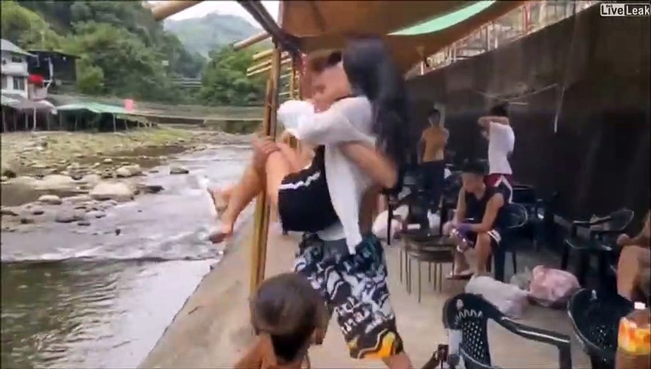 Il fait une blague à sa copine et ça finit mal