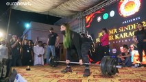 شاهد: باكستانيات يكسرن الحواجز الاجتماعية بممارسة رياضة رفع الأثقال