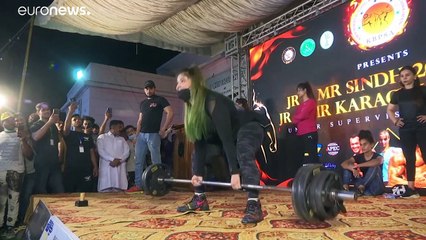 شاهد: باكستانيات يكسرن الحواجز الاجتماعية بممارسة رياضة رفع الأثقال
