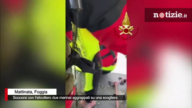 Foggia, soccorsi con elicottero due marinai aggrappati su una scogliera: il video