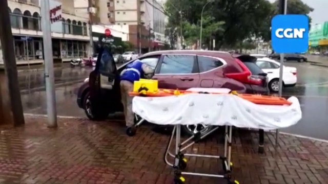 Colisão transversal é registrada na Avenida Brasil, em cruzamento com semáforo