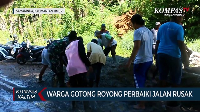 Warga Gotong Royong Perbaiki Jalan Rusak