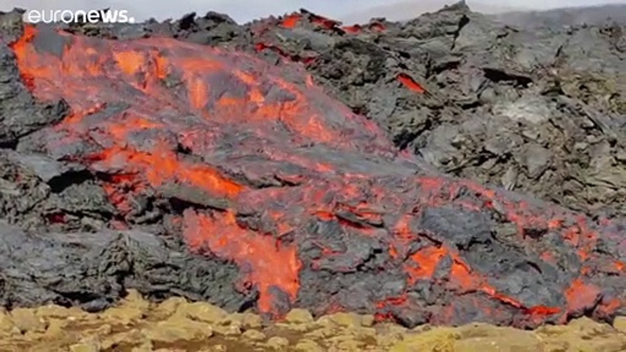 Исландия: туристы спешат увидеть извержение вулкана Фаградальсфьядль