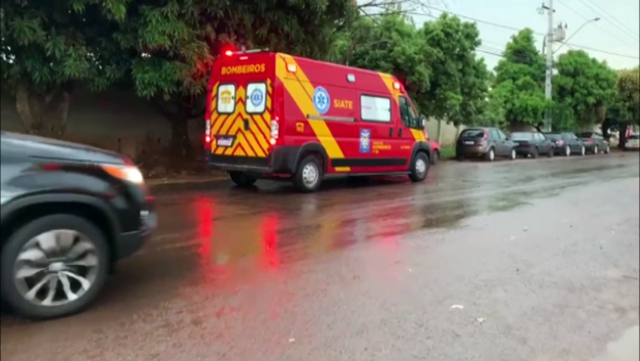Ciclista fica ferido ao ser atingido por carro na Rua Pio XII, no Bairro Neva